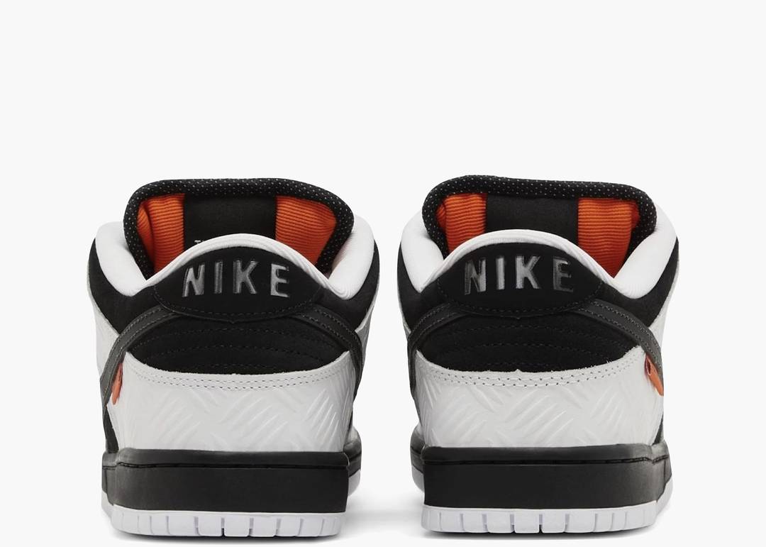 Nike SB Dunk Low
TIGHTBOOTH
