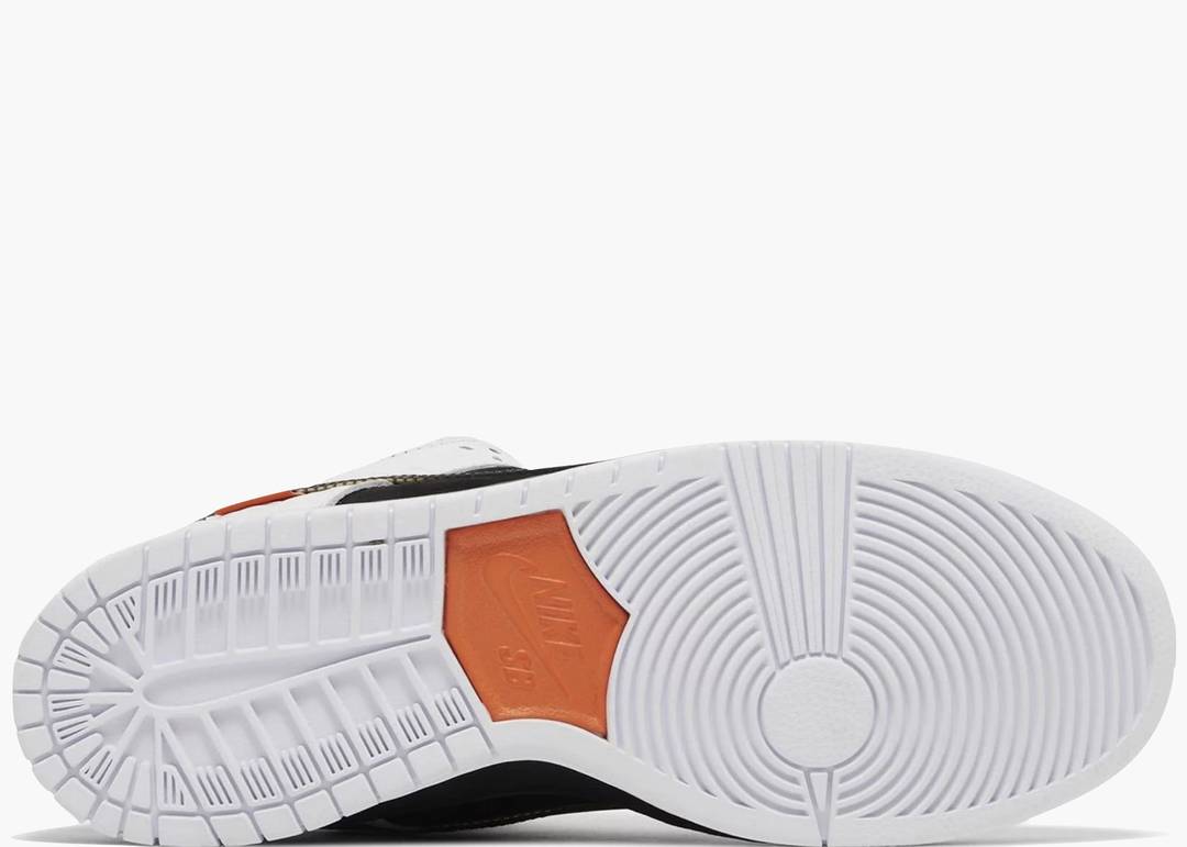 Nike SB Dunk Low
TIGHTBOOTH