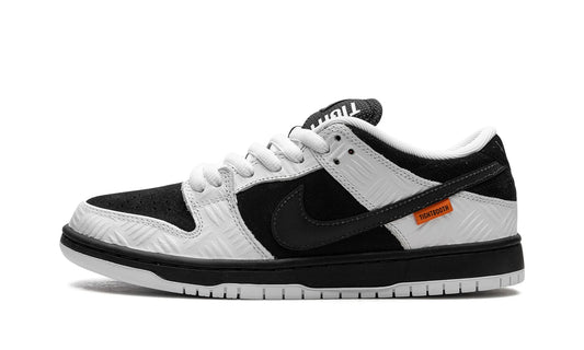 Nike SB Dunk Low
TIGHTBOOTH